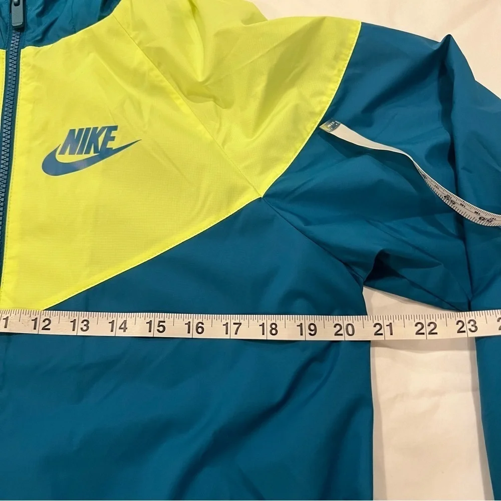 Nike | Windbreaker | Youth Size X-Large | Excellent like new condition.